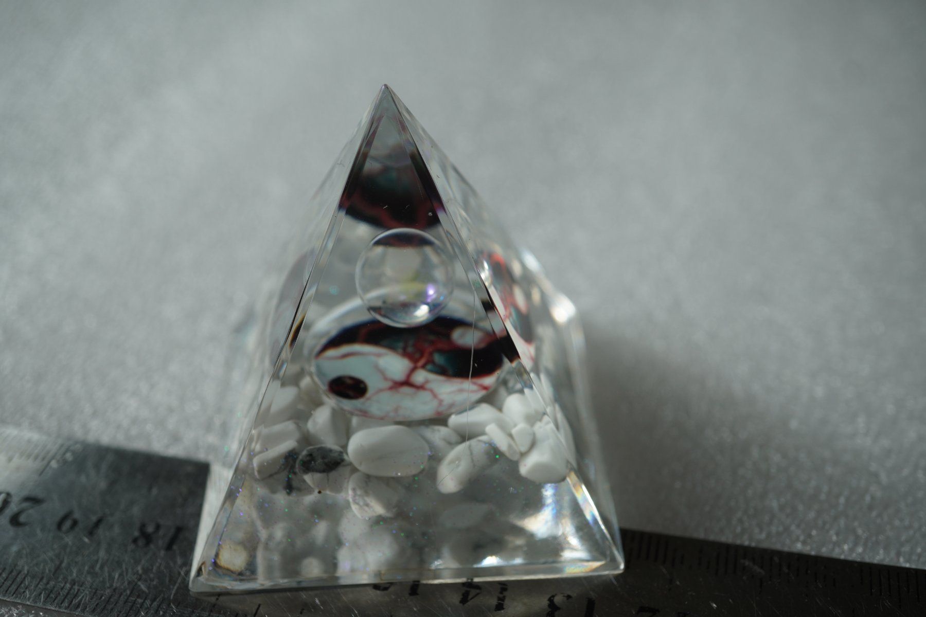 Minerali & Pietre curative: Howlith Kugel Quarz Jing Yang Orgonit -Pyramide – Nuovo e nell'imballaggio originale da Eschenbach SG venduto da topstone 3
